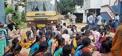 வாலாஜாபேட்டை அருகே அரசு பேருந்தை சிறைபிடித்து பள்ளி மாணவ, மாணவிகள் ஆர்ப்பாட்டம்