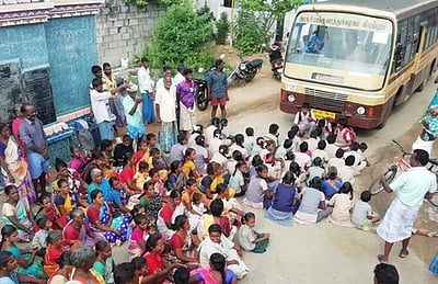 அரசுப் பேருந்தை சிறைப்பிடித்து மாணவா்கள் போராட்டம்