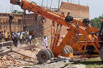 தில்லியில் சேமிப்புக்கிடங்கின் சுவர் இடிந்து விபத்து: 4 பேர் பலி; மேலும் சிலரைக் காணவில்லை?