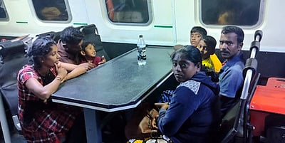 தனுஷ்கோடி அருகே மணல் திட்டில் தவித்த இலங்கை அகதிகள் 7 போ் மீட்பு