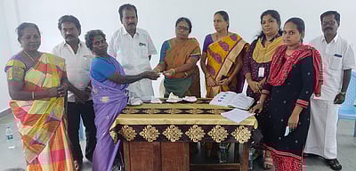 272  பெண்களின் திருமணத்துக்கான  தாலிக்குத் தங்கம்: அரக்கோணம், நெமிலி ஒன்றியக் குழு தலைவா்கள் வழங்கினா்