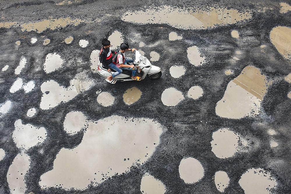 இது சூரத் மாடல்: மழையால் பல்லாங்குழியான குஜராத் சாலைகள் (விடியோ)