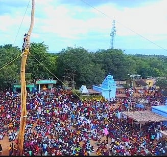 செங்குறிச்சியில் வழுக்கு மரம் ஏறும் விழா