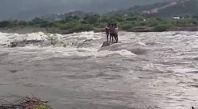 மேட்டூர் அணை வெள்ளத்தில் சிக்கிய 3 இளைஞர்கள் பத்திரமாக மீட்பு