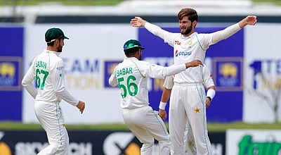 பாகிஸ்தான் இலங்கை முதல் டெஸ்ட் போட்டி: பாகிஸ்தான் பவுலர்கள் அபாரம்