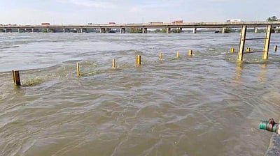 பவானி கூடுதுறையில் பக்தர்கள் புனித நீராட தடை - புகைப்படங்கள்