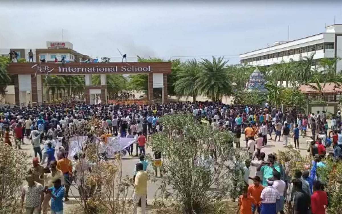 மாணவி ஸ்ரீமதியின் மரணத்துக்கு நீதி கேட்டு தொடர்ந்து போராட்டத்தில் ஈடுபட்டு வரும் உறவினர்கள், பொதுமக்கள்.