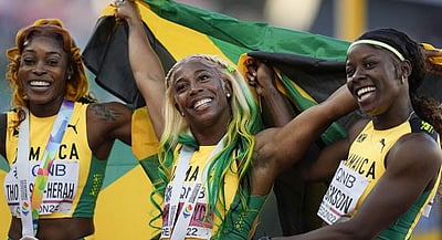 உலகத் தடகளப் போட்டி: 100 மீ. ஓட்டத்தில் தங்கம் வென்ற 35 வயது தாய் (விடியோ)