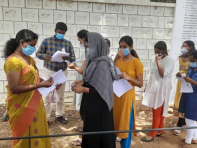 இன்னுமா மாறவில்லை? நீட் தேர்வெழுத வந்த மாணவிக்கு நடந்த கொடுமை