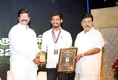 கும்மிடிப்பூண்டி சமூக ஆர்வலருக்கு சிறந்த சமூக சேவகர் விருது