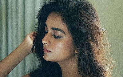 மனதை வருடும் கீர்த்தி சுரேஷ் - புகைப்படங்கள்