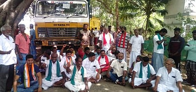 காரைக்கால் அருகே சிற்றேரியில் விதிகளை மீறி மணல் எடுப்பு- லாரிகளை மறித்து விவசாயிகள் போராட்டம்