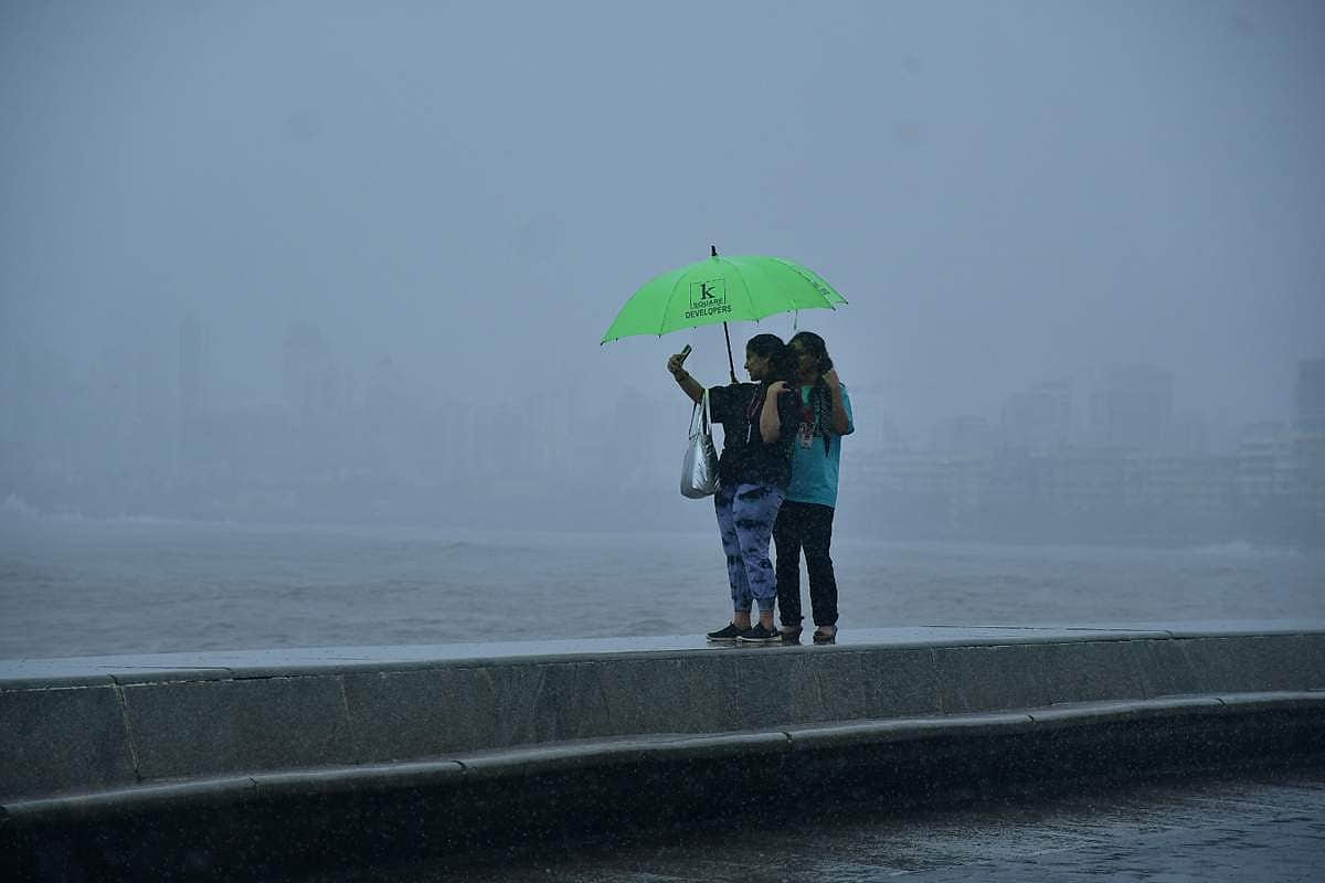 மழையால் ஏற்கனவே மிதக்கும் மும்பைக்கு மேலும் மஞ்சள் எச்சரிக்கை