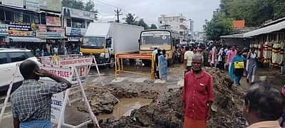 பெருமாநல்லூர் பேருந்து நிறுத்தத்தில் மூடப்படாத குழியால் விபத்து அபாயம்