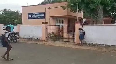 காரைக்கால் அருகே திறக்கப்படாத பள்ளி: சுவர் ஏறி குதிக்கும் மாணவர்கள்