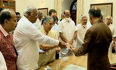 குடியரசுத் துணைத் தலைவர் தேர்தல்: மார்கரெட் ஆல்வா வேட்புமனுத் தாக்கல்