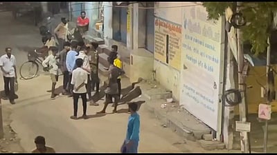 மதுரையில் இரு தரப்பு இளைஞர்கள் மோதல்: பரபரப்பு விடியோ!