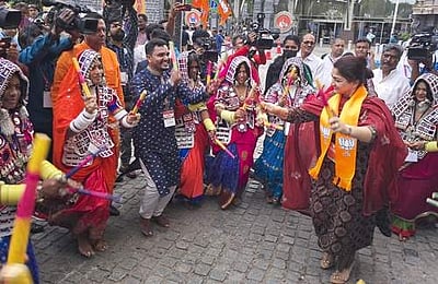 பாஜக தேசிய செயற்குழு கூட்டம் தொடங்கியது: நடனமாடி தொண்டர்களை உற்சாகப்படுத்திய குஷ்பு!