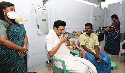 ‘குறைவான சூட்டில் தாருங்கள்’: அருந்ததியர் வீட்டில் தேநீர் அருந்திய முதல்வர்!