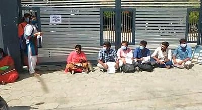 சேலத்தில் டிஎன்பிஎஸ்சி தேர்வெழுத தாமதமாக வந்தவர்களுக்கு அனுமதி மறுப்பு