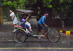 தில்லியில் மழையுடன் கூடிய கடும் வெப்பம்: வழக்கத்திற்கு மாறான ஏப்ரல் வானிலை