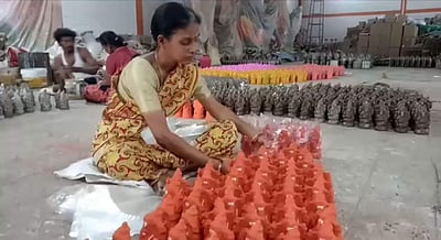 கோவை செல்வபுரத்தில் விநாயகர் சிலைகள் தயாரிக்கும் பணி தீவிரம்