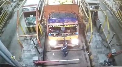 மதுரை கப்பலூர் சுங்கச்சாவடி ஊழியர் மீது கனரக வாகனம் மோதிய பரபரப்பு சிசிடிவி காட்சிகள்!