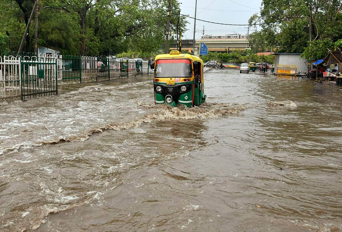 பொய்க்காமல் பெய்யும் மழை! | பருவமழையால் ஏற்பட்டிருக்கும் பாதிப்புகள் குறித்த தலையங்கம்