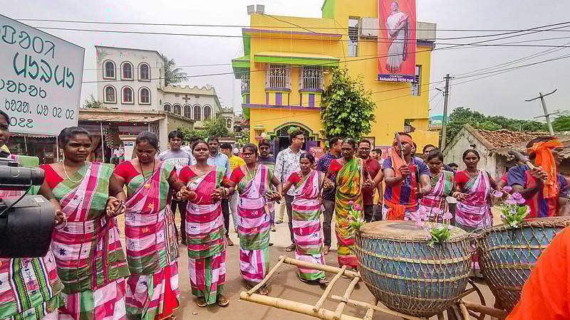 கொண்டாட்டங்களுக்குத் தயாராகும் முர்முவின் சொந்த ஊர் எப்படி இருக்கிறது? 