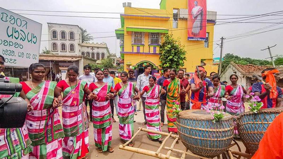 கொண்டாட்டங்களுக்குத் தயாராகும் முர்முவின் சொந்த ஊர் எப்படி இருக்கிறது?