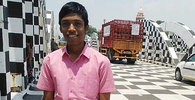 ‘கருப்பு வெள்ளை’ நேப்பியர் பாலத்தை நேரில் கண்டுகளித்த பிரக்ஞானந்தா (படங்கள்)