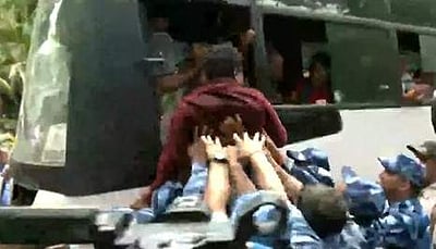 சோனியா காந்தி ஆஜர்: போராட்டத்தில் ஈடுபட்ட காங்கிரஸ் கட்சியினர் கைது