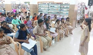 விருதுநகா் புத்தகக் கண்காட்சியில் பள்ளி மாணவா்களுக்கு பேச்சுப் போட்டி