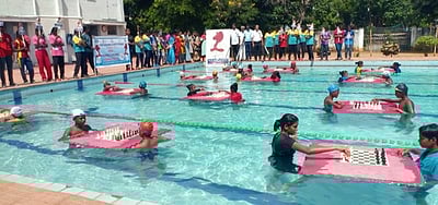 நீச்சல் குளத்தில் சதுரங்கம் விளையாடி விழிப்புணா்வு ஏற்படுத்திய நீச்சல் வீரா்கள்