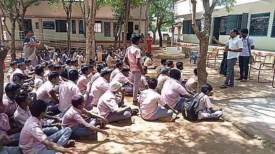 அரசு பள்ளியில் ஆசிரியா்கள் பற்றாக்குறை: வகுப்புகளை புறக்கணித்து மாணவா்கள் போராட்டம்