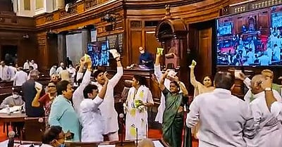 எதிா்க்கட்சிகள் அமளி: நாடாளுமன்றம் 3-ஆவது நாளாக முடக்கம்