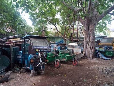 குப்பையோடு குப்பையான நகராட்சியின் 21 பேட்டரி சைக்கிள்கள்!