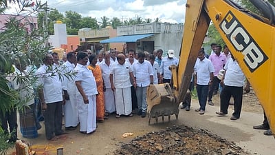 ரூ. 47 லட்சத்தில் புதிய சாலைப் பணி: எம்எல்ஏ-க்கள் தொடக்கி வைத்தனா்