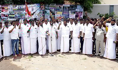 தேனியில் பாா்வா்டு பிளாக் கட்சியினா் ஆா்ப்பாட்டம்