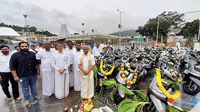 ஏழுமலையான் கோயிலுக்கு 25 ஸ்கூட்டா்கள் நன்கொடை