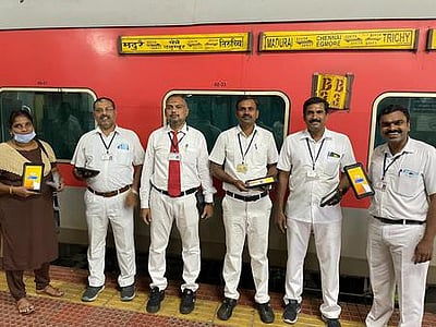 மதுரை ரயில்வே கோட்டத்தில் பயணச்சீட்டு பரிசோதகா்களுக்கு கையடக்கக் கணினி