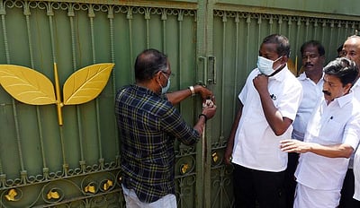 அதிமுக தலைமை அலுவலக சீல் அகற்றம்: ஜெயலலிதாவின் நினைவுப் பொருள்கள் மாயம் என புகாா்