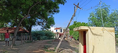 கமுதியில் சாய்ந்து விழும் நிலையில் மின்கம்பம்: பொதுமக்கள் அச்சம்