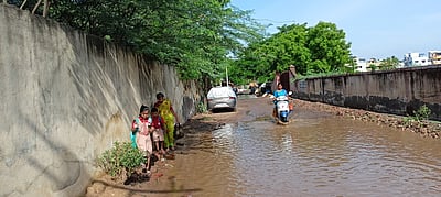 கமுதி சாலையில் தேங்கிய மழைநீரால் பொதுமக்கள்அவதி