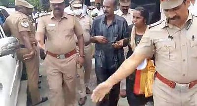 சேலம்: அமைச்சரின் காரின் முன்பு தீக்குளிக்க முயன்ற தம்பதியினரால் பரபரப்பு