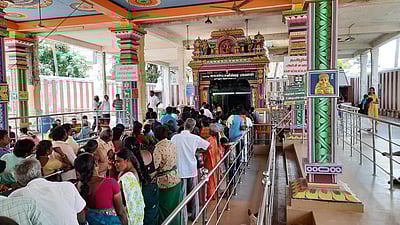 ஆடித் திருவிழா: குச்சனூா் சனீஸ்வரா் கோயிலில் இன்று கொடியேற்றம்