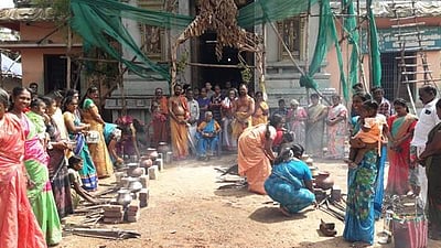 கூத்தாநல்லூர்: வேளுக்குடி அங்காளம்மன் கோயிலில் ஊரணிப் பொங்கலிட்டு படையல்!