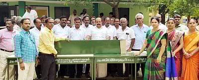 அரசுப் பள்ளிக்கு மேஜை, இருக்கைகள்