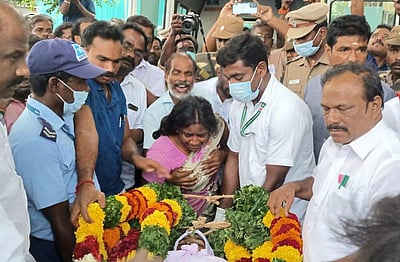 மாணவியின் உடல் பெற்றோரிடம் ஒப்படைப்பு: அமைச்சர் கணேசன், எம்எல்ஏக்கள் அஞ்சலி