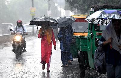 சென்னை மற்றும் புறநகர் பகுதிகளில் கொட்டும் மழை